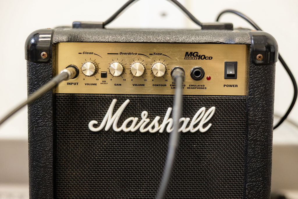 electric guitar lesson amp
